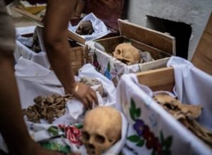 no-mexico,-finados-e-dia-de-desenterrar-e-limpar-ossos-dos-parentes-falecidos