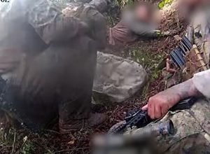 megaoperacao:-imagens-revelam-policial-ferido-do-bope-sendo-resgatado-no-rj