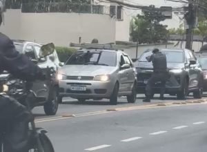 troca-de-tiros-no-morumbi-deixa-motoqueiro-ferido-e-causa-panico-na-av.-giovanni-gronchi