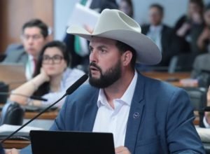 comissao-aprova-projeto-que-livra-pontos-na-cnh-por-parada-irregular-em-vagas-rotativas