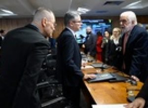 cpi-aprova-chamar-tarcisio,-ministros-de-lula-e-mais-10-governadores