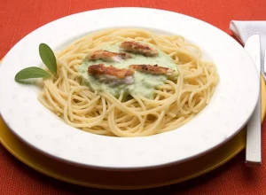 receita:-espaguete-ao-molho-de-agriao-e-lascas-de-peixe