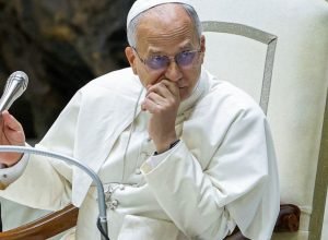 papa-pede-“muita-reflexao”-nos-eua-sobre-tratamento-de-trump-a-imigrantes