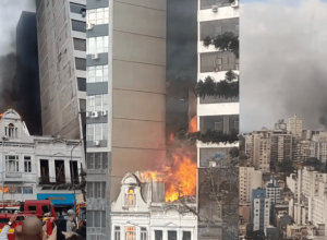 grande-incendio-atinge-predio-antigo-no-centro-historico-de-porto-alegre