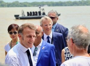 macron-visita-projetos-cientificos-e-fala-com-cacique-raoni-antes-de-cupula