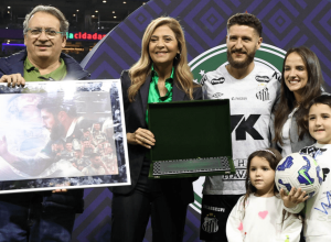 palmeiras:-ze-rafael-recebe-homenagem-de-leila-pereira-antes-de-classico