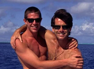 pierce-brosnan-se-reconcilia-com-o-filho-apos-20-anos-afastados