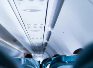 saiba-para-que-servem-os-triangulos-nas-janelas-dos-avioes