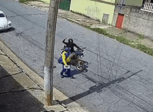 video:-carteiro-e-atacado-por-motociclista-em-belo-horizonte