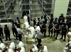 venezuelanos-deportados-dos-eua-denunciam-tortura-em-prisao-de-el-salvador