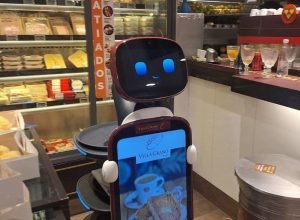 padarias-em-sao-paulo-usam-robos-garcons-para-atender-clientes;-veja-video