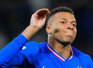 mbappe-marca-duas-vezes,-atinge-400-gols-e-faz-historia-pela-franca