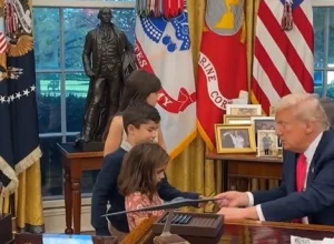 video-viral:-trump-recebe-criancas-na-casa-branca-e-nao-e-reconhecido