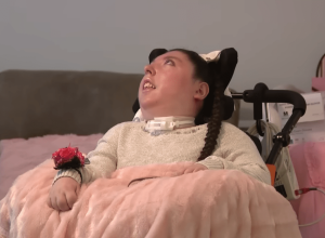 jovem-que-nasceu-sem-cerebro-completa-20-anos,-contrariando-previsao-medica