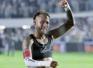neymar-muda-postura,-sai-exausto-e-volta-a-fazer-jogo-completo