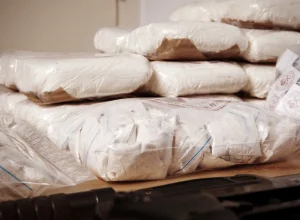 mulher-tenta-embarcar-com-3,2-kg-de-cocaina-para-a-europa-e-e-presa-no-rio