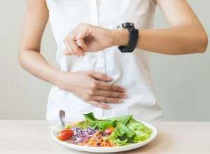 nutricionista-fala-intervalo-ideal-entre-refeicoes-para-saude-intestinal