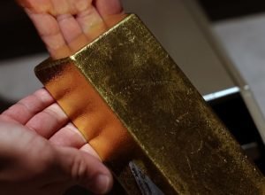 ouro-fecha-em-queda-com-menor-aposta-em-corte-de-juros-do-fed