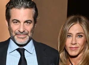 jennifer-aniston-surge-em-evento-pela-primeira-vez-com-novo-namorado