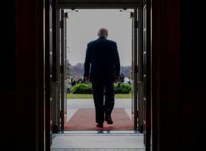 aprovacao-de-trump-cai-para-38%,-nivel-mais-baixo-deste-mandato,-em-meio-a-epstein-e-tarifaco-comercial