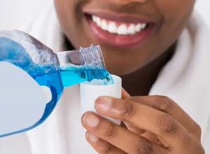 especialista-esclarece-como-usar-enxaguante-buca-de-forma-segura