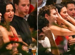 dua-lipa-toma-chopp-de-r$-11-e-come-espetinho-em-bar-no-rio;-veja