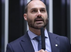 diplomacia-brasileira-nao-teve-merito-na-retirada-de-tarifas,-diz-eduardo