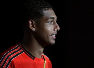 preocupado,-flamengo-tenta-blindar-jovem-vaiado-em-jogo-contra-o-fluminense