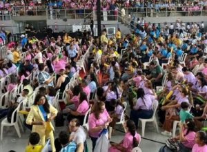 sem-michelle,-evento-do-pl-mulher-segue-com-pandeiro,-choro-e-oracao