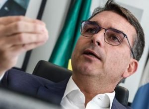 moraes-‘criminalizou-exercicio-da-crenca’-ao-prender-bolsonaro,-diz-flavio