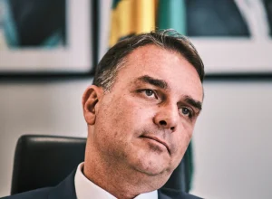 flavio-bolsonaro:-isso-tudo-e-medo?-querem-enterrar-todos-os-bolsonaros-vivos?