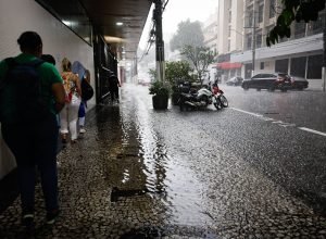 frente-fria-baixa-temperatura-e-pode-provocar-chuva-em-sp-neste-domingo-(23)
