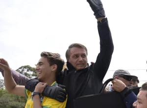 bolsonaro-recebeu-visita-de-deputado-nikolas-ferreira-horas-antes-de-tentar-romper-tornozeleira