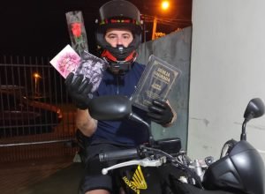 ‘fernandinho-da-hornet’-viraliza-ao-distribuir-rosas-e-biblias-no-pr