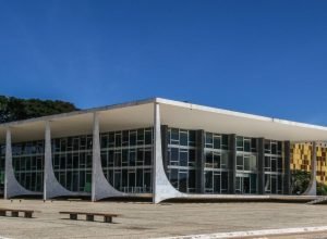 dino-acompanha-moraes-para-manter-prisao-de-bolsonaro