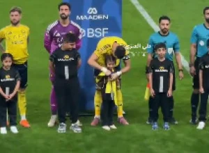 gesto-de-cristiano-ronaldo-com-crianca-em-jogo-do-al-nassr-viraliza;-veja