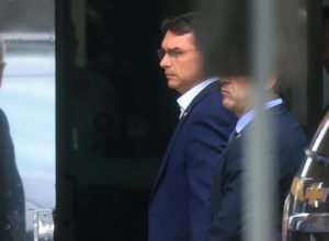 bolsonaro-recebe-visita-de-flavio-e-carlos-na-pf-em-brasilia