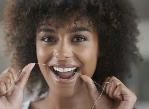 voce-sabe-usar-o-fio-dental-do-jeito-certo?-4-erros-e-como-evita-los