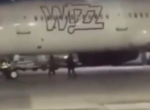 homens-invadem-pista-de-decolagem-na-alemanha-para-nao-perder-aviao