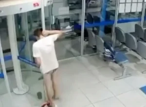 assalto-termina-em-fiasco-total-para-ladrao-preso-em-porta-giratoria