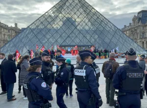 quarto-suspeito-de-assalto-ao-louvre-e-preso-em-paris