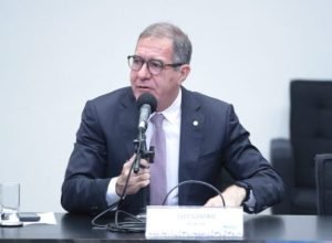 comissao-aprova-projeto-de-piso-salarial-de-r$-6,5-mil-para-farmaceuticos