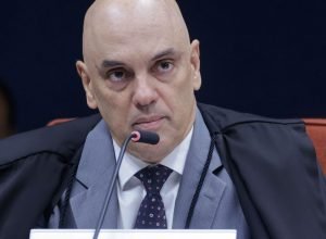 moraes-pede-explicacao-a-bolsonaro-sobre-uso-de-celular-durante-visita