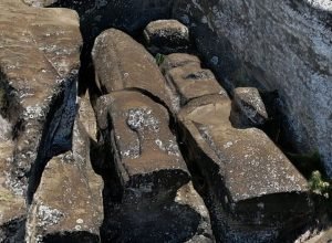 pedreira-da-ilha-de-pascoa-da-pistas-de-estatuas-enigmaticas-dos-polinesios