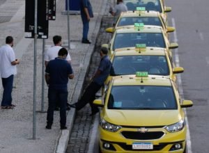 nova-lei-permite-transferir-outorga-de-taxi-e-isenta-taxa-de-taximetro-por-cinco-anos