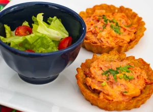 petisco-facil:-tortinha-de-carne-seca-com-massa-de-cream-cracker