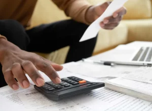 com-endividamento-elevado,-14%-dos-brasileiros-usam-poupanca-em-gastos-correntes,-diz-fgv