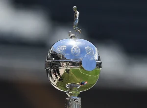 brasil-iguala-argentina-no-topo-da-libertadores,-com-25-titulos