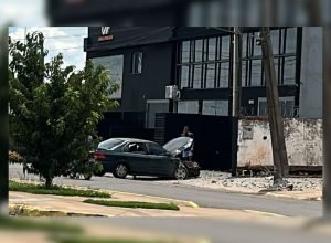 motorista-perde-controle,-bate-e-quase-derruba-poste-em-apucarana