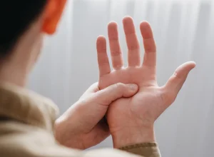 primeiros-sinais-que-indicam-que-uma-pessoa-esta-com-doenca-de-parkinson